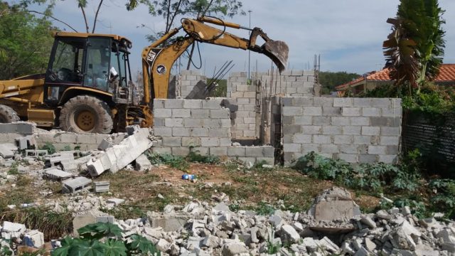  Autoridades realizan operativo para recuperar áreas verdes invadidas en residenciales de la Jacobo Majluta