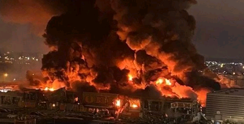  (Video) Gran incendio estalla en un centro comercial a las afueras de Moscú