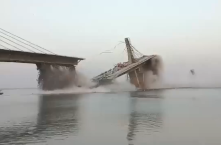 (Video) Puente en construcción se derrumba por segunda ocasión en la India