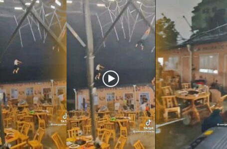 (Video) Fuertes vientos levantaron el techo de un restaurante mientras personas intentaban sujetarlo en China
